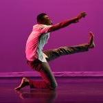 男子在紫色的舞台上跳舞——缩略图.